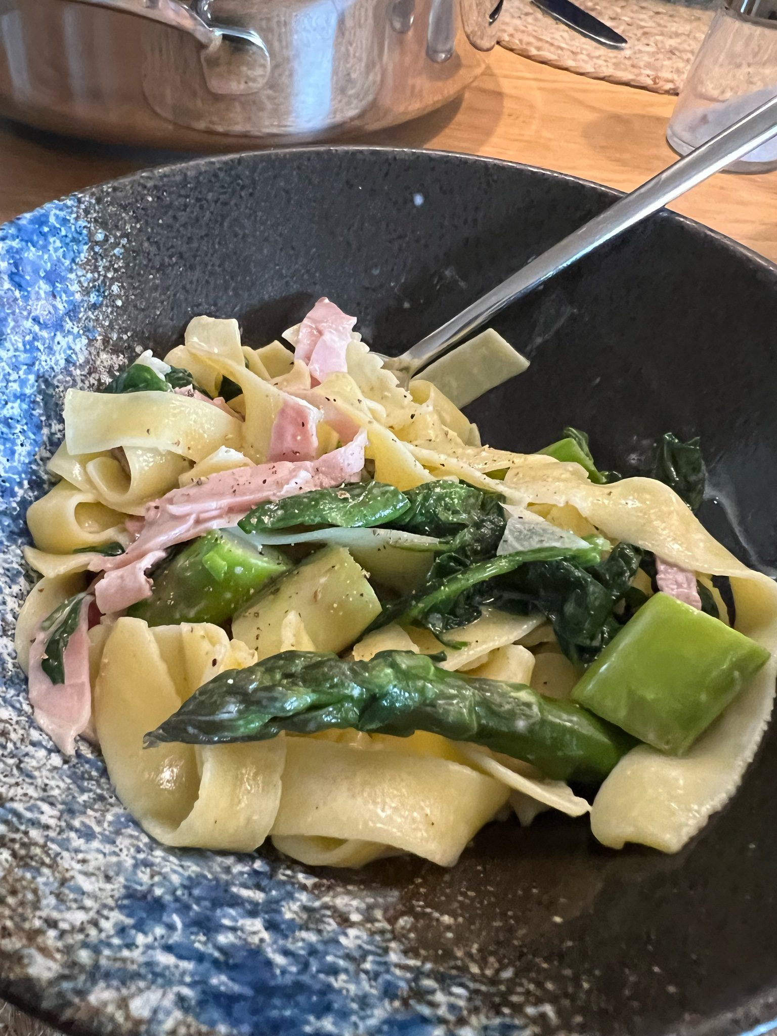 Spargel-Nudeln mit Schinken und Spinat